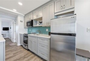 Réfrigérateur, micro-ondes, four, cafetière/bouilloire