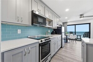 Réfrigérateur, micro-ondes, four, cafetière/bouilloire