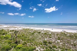 On the beach - Beacher's Oceanfront Balcony Suite with Onsite Front desk and staff (St. Augustine)