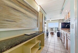 Jääkaappi, mikroaaltouuni, liesi, kahvin-/teenkeitin