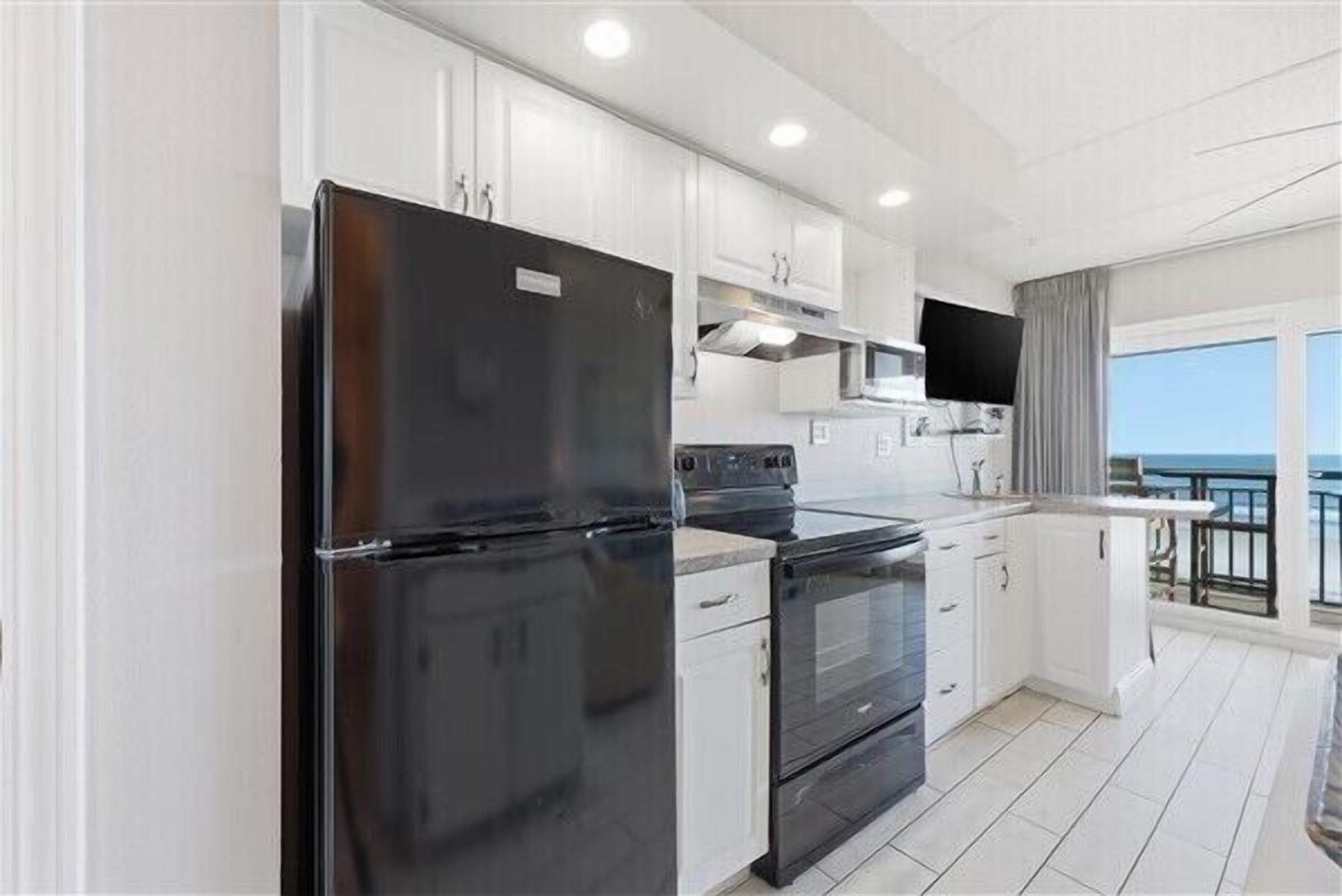 Kjøleskap, mikrobølgeovn, ovn og kaffetrakter/tekoker