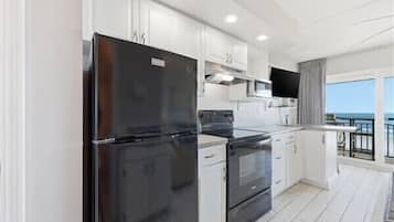 Kjøleskap, mikrobølgeovn, ovn og kaffetrakter/tekoker