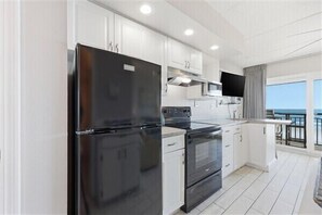 Jääkaappi, mikroaaltouuni, uuni, kahvin-/teenkeitin