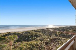 On the beach - Beacher's Oceanfront Balcony Suite with Onsite Front desk and staff (St. Augustine)