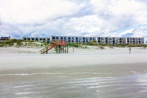 On the beach - Beacher's Oceanfront Balcony Suite with Onsite Front desk and staff (St. Augustine)