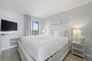 1 bedroom, iron/ironing board, Internet, bed sheets - Beacher's Oceanfront Balcony Suite with Onsite Front desk and staff (St. Augustine)