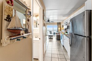 Kühlschrank, Mikrowelle, Ofen, Wasserkocher mit Kaffee-/Teezubehör