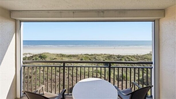 A balcony with a view of the beach and ocean. - Beacher's Oceanfront Balcony Suite with Onsite Front desk and staff (St. Augustine)