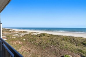 On the beach - Beacher's Oceanfront Balcony Suite with Onsite Front desk and staff (St. Augustine)