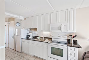 Kühlschrank, Mikrowelle, Ofen, Wasserkocher mit Kaffee-/Teezubehör