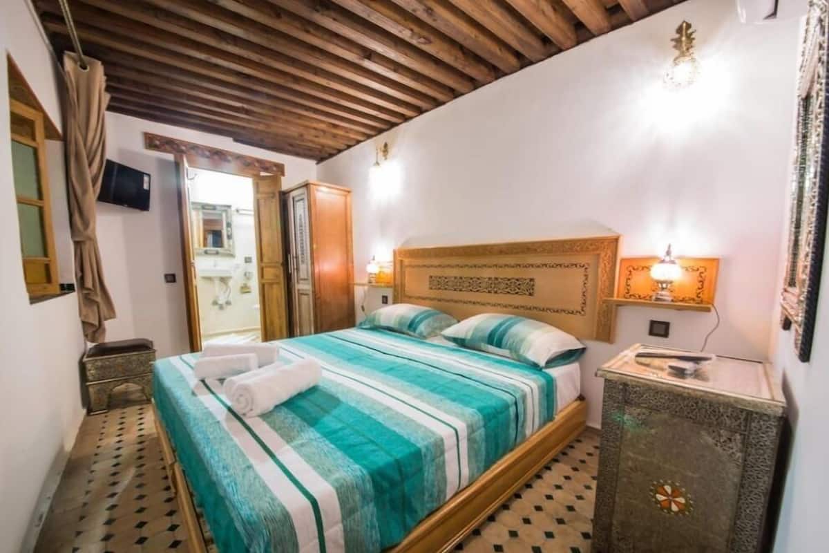Quarto casal standard | 1 quarto, ferros/tábuas de passar roupa, berços grátis