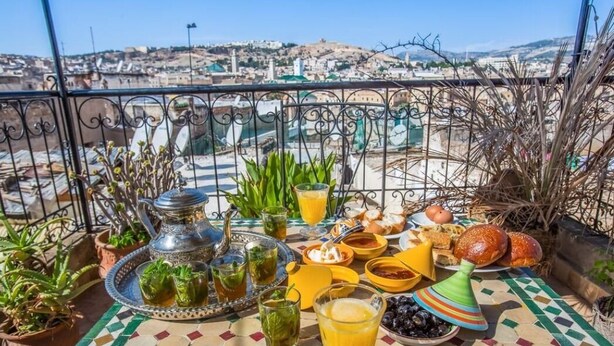 فطور من الأطباق المحلية مجانًا يوميًا