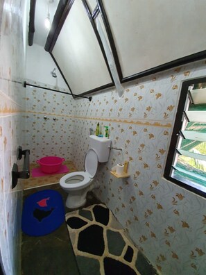 Villa, 2 habitaciones | Baño | Ducha, cabezal de ducha tipo lluvia y toallas