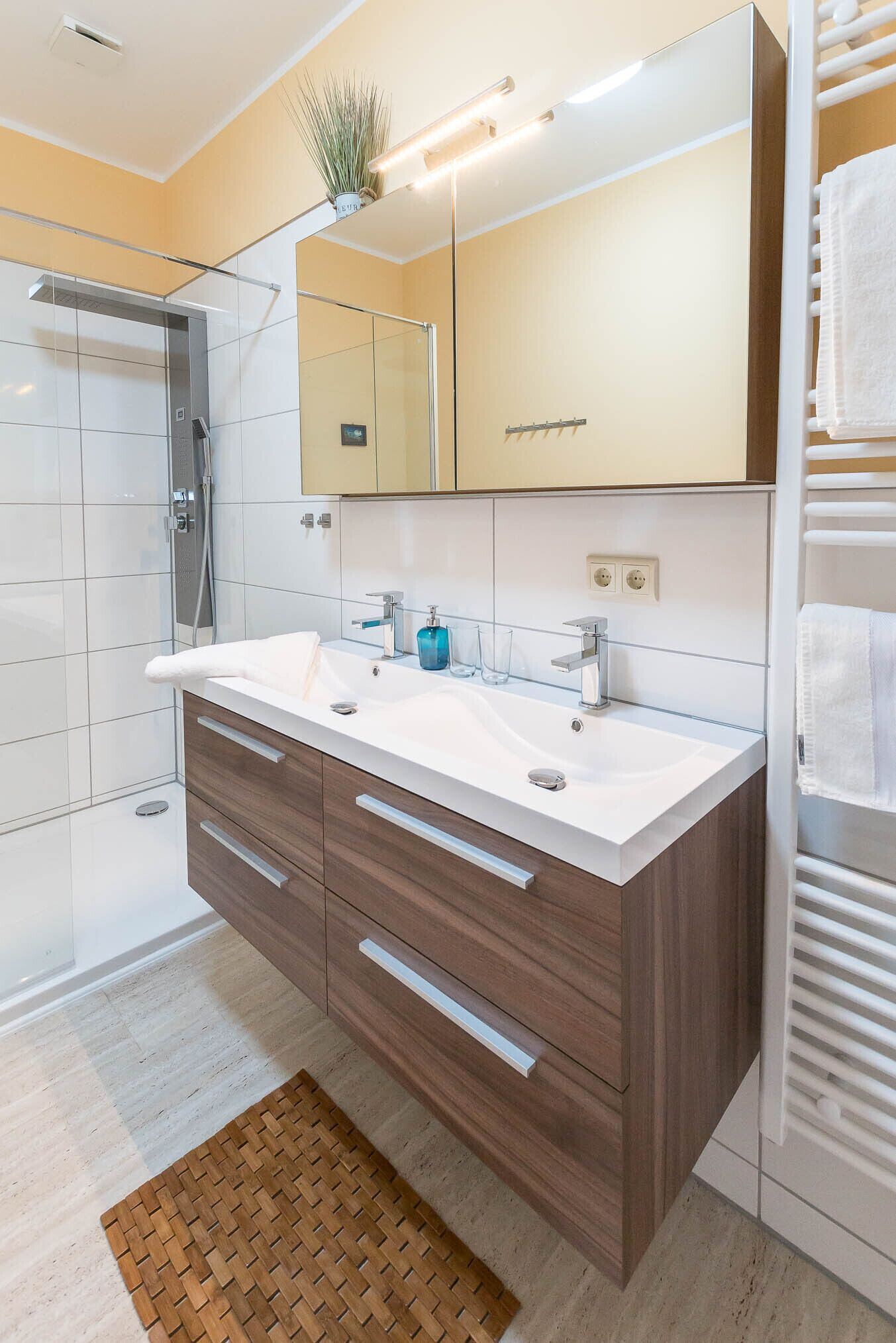 Deluxe Apartment, Private Bathroom | Bathroom