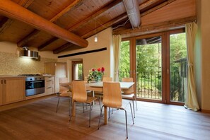 Lägenhet - 2 sovrum (6 Adults) | Eget kök | Stort kylskåp, ugn, barnstol och grytor/köksredskap