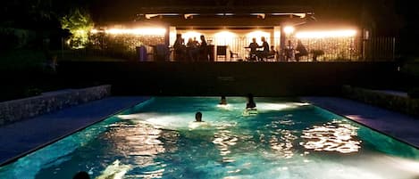 Piscine extérieure (ouverte en saison), chaises longues