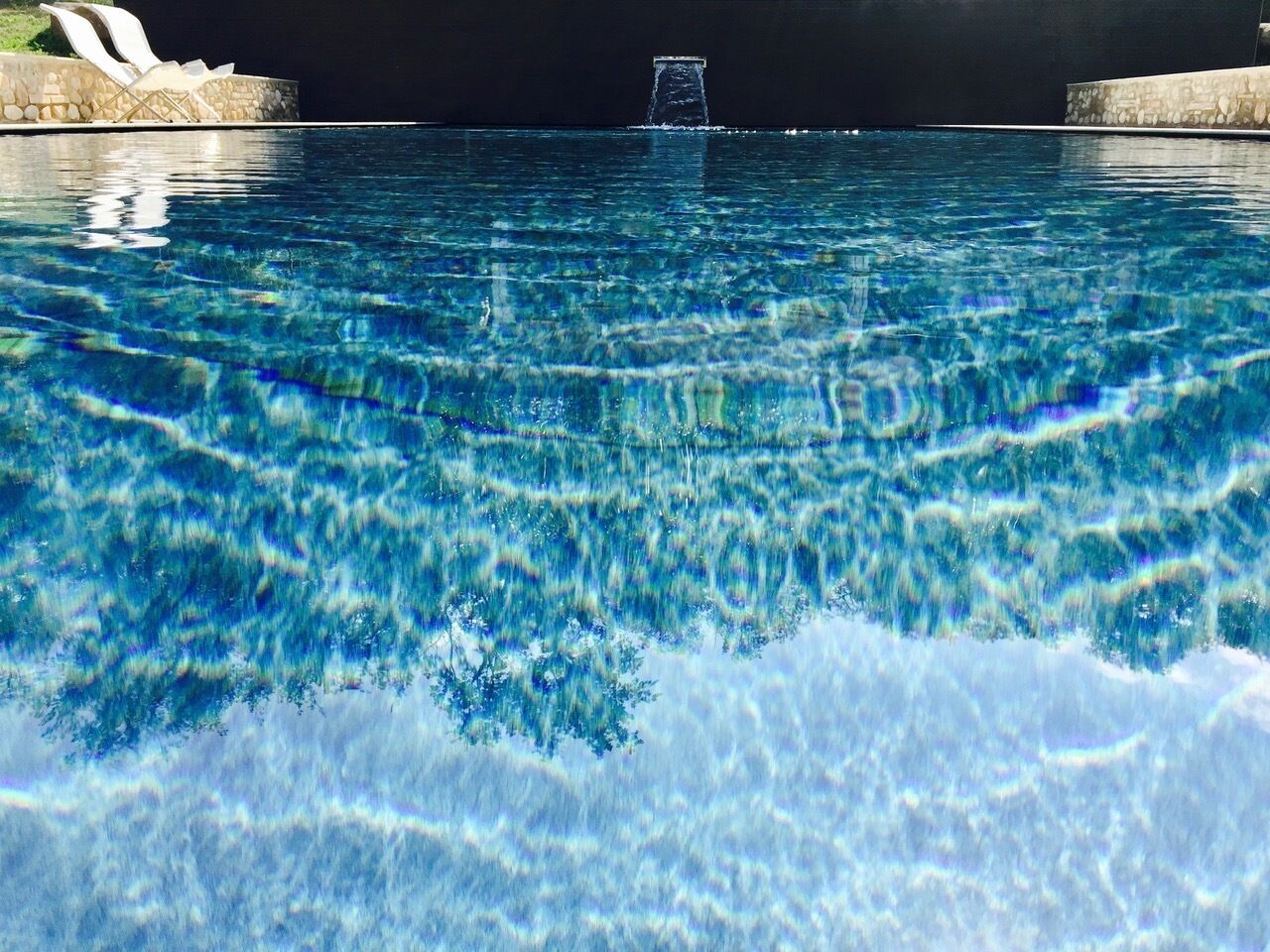 Kauden mukainen ulkouima-allas avoinna 7.00–23.00, aurinkotuoleja