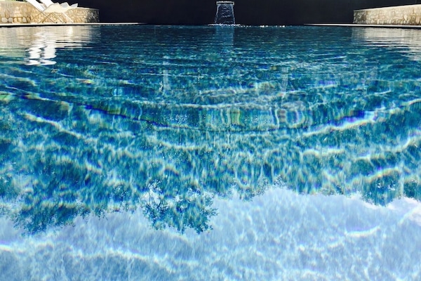 Sesongbasert utendørsbasseng og solsenger