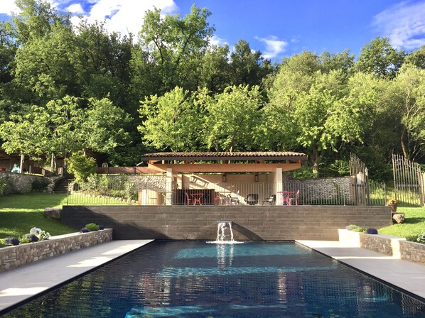 季節性室外泳  池；07:00 至 23:00 開放；躺椅