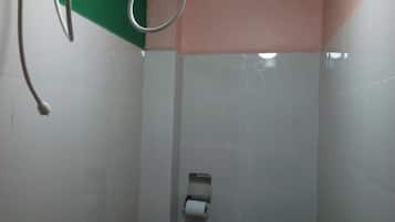 Quarto casal | Banheiro | Chuveiro, chuveiro com efeito de chuva, produtos de toalete grátis