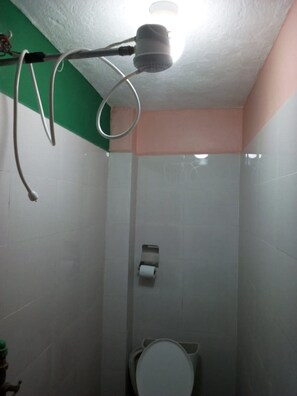 Double Room | Bathroom | Shower, rainfall showerhead, free toiletries, slippers