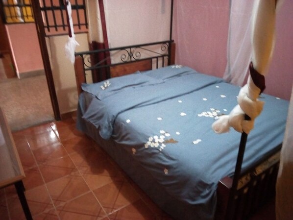 Single Room | Desk, blackout curtains, bed sheets