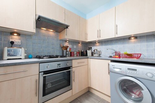 Bright and Modern Causewayside Apartment