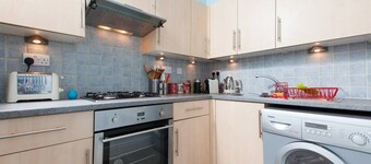 Ljus och modern lägenhet vid korsvägen