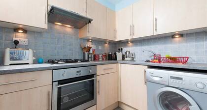 Bright and Modern Causewayside Apartment