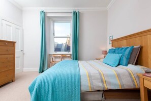 2 Schlafzimmer, Schreibtisch, Bügeleisen/Bügelbrett, Reisekinderbett