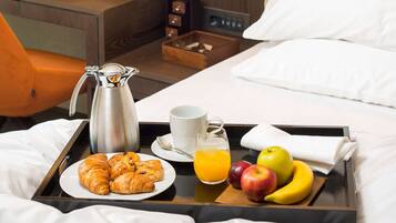 Chambre, 1 très grand lit | Minibar, coffres-forts dans les chambres, bureau