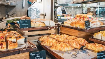 Se sirven desayunos, comidas, cenas y cocina italiana