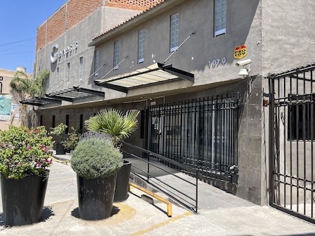Vista frontal de la propiedad