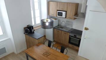 Réfrigérateur, micro-ondes, four, plaque de cuisson