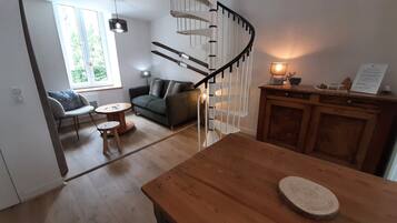 Una televisión, un reproductor de DVD