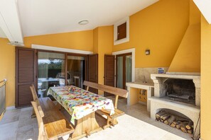 Outdoor dining - NEW!! Spacious and luxurious apartment with private 50m2 pool! (Pazin)