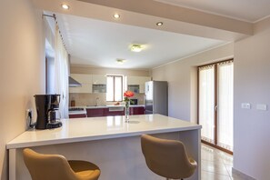 Køleskab, mikrobølgeovn, ovn, kogeplade