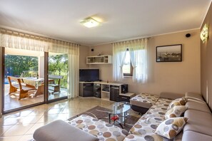 Smart TV, chimenea, reproductor de DVD, mesa de ping pong