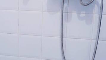 Apartemen, 1 kamar tidur | Kamar mandi | Shower, pancuran hujan, handuk, dan sabun