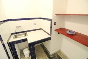 Apartment, 1 Bedroom | Bilik Mandi | Pancuran mandi, hulu semburan mandi hujan, tuala disediakan, sabun