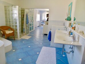 Chuveiro, banheira de hidromassagem, secador de cabelo, bidê