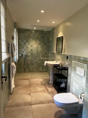 Comfort kamer, 1 twee- of 2 eenpersoonsbedden | Badkamer | Gratis toiletartikelen, een haardroger, badjassen, pantoffels