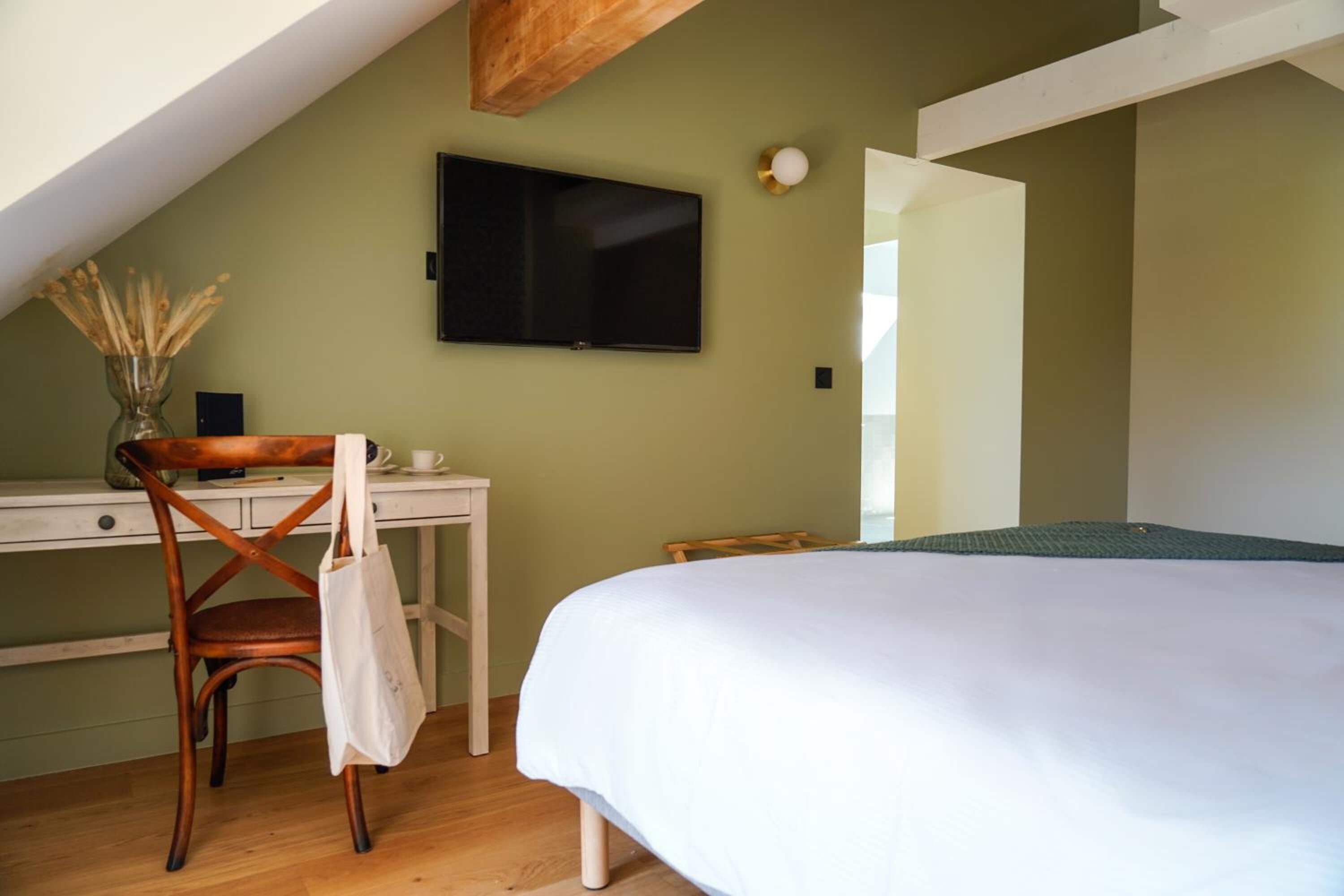 Ein Schlafzimmer mit einem Bett, einem Schreibtisch und einem Stuhl.