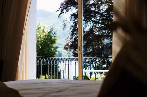 Deluxe room view on lake | Terrace/patio