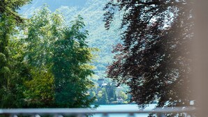 Une vue sur un lac, avec des arbres et un bâtiment situé au loin.