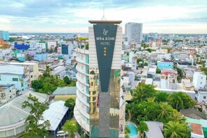 A multi-story building with a prominent sign for 'HÀNH BÌNH HOTEL' at the top. - Hoa Binh 1 Hotel (Long Xuyen)