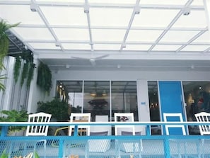Outdoor dining - Bed n Bev (Pattaya)