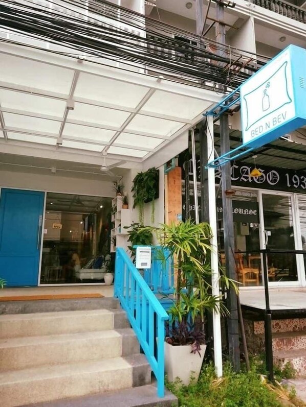 A building with a blue staircase, a sign for 'BED N BEV', and a '193 Lounge' sign. - Bed n Bev (Pattaya)