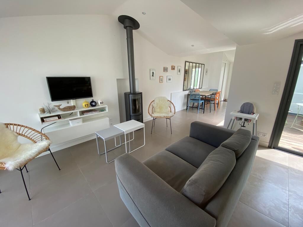 Télévision, cheminée, chaîne hi-fi