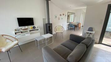 Télévision, cheminée, chaßne hi-fi